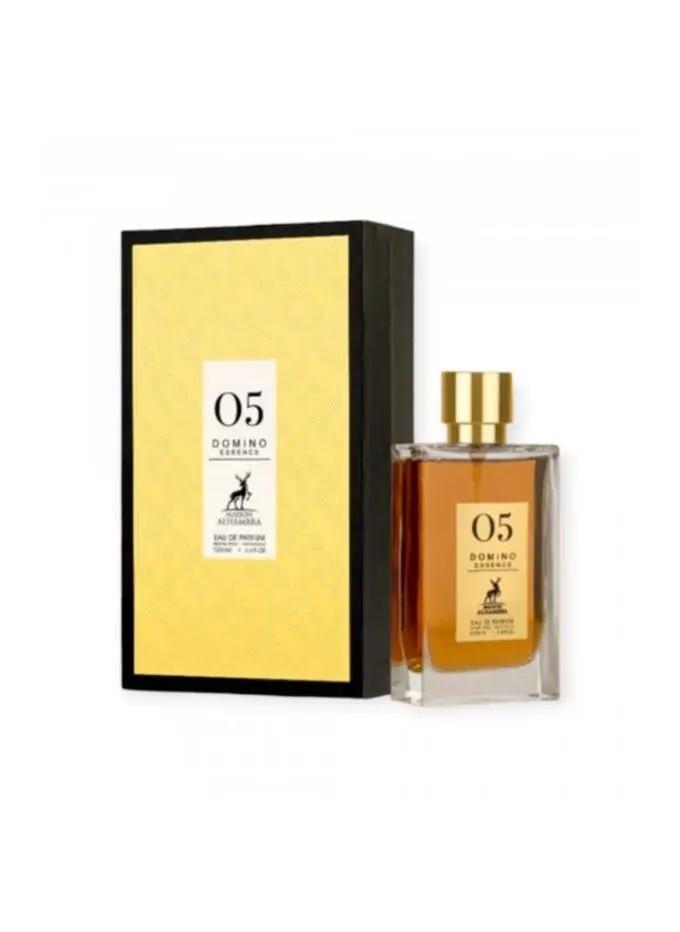 Un frasco de perfume rectangular con líquido ambarino y tapón dorado se alza junto a su estuche amarillo y negro etiquetado Maison Alhambra DOMINO ESSENCE de Royal Oud Perfumes, ofreciendo fragancia masculina ideal para el uso diario y una elegancia práctica.