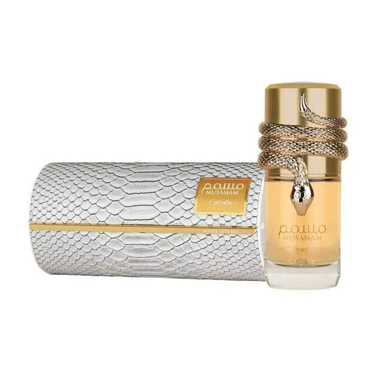 Un frasco de perfume con un diseño de serpiente dorada alrededor de la parte superior se encuentra junto a una caja texturizada con motivos de serpiente plateada y dorada. Ambos llevan la etiqueta Lattafa MUSSAMAM de Royal Oud Perfumes.
